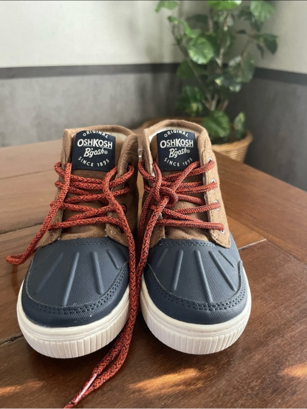 OshKosh B'gosh Brown and Navy Kids Lace-Up Sneakers size 11